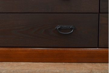 ローボードを使いやすくリメイク!高品質リペアを施し、引き出しの前板を交換。取っ手を取り付けて、前板部分を濃茶に着色仕上げ。