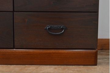 ローボードを使いやすくリメイク!高品質リペアを施し、引き出しの前板を交換。取っ手を取り付けて、前板部分を濃茶に着色仕上げ。