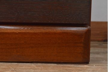 ローボードを使いやすくリメイク!高品質リペアを施し、引き出しの前板を交換。取っ手を取り付けて、前板部分を濃茶に着色仕上げ。