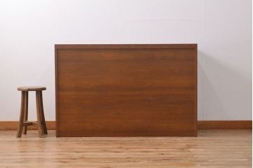 ローボードを使いやすくリメイク!高品質リペアを施し、引き出しの前板を交換。取っ手を取り付けて、前板部分を濃茶に着色仕上げ。