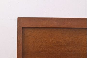 ローボードを使いやすくリメイク!高品質リペアを施し、引き出しの前板を交換。取っ手を取り付けて、前板部分を濃茶に着色仕上げ。