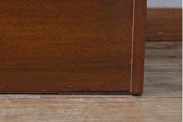 ローボードを使いやすくリメイク!高品質リペアを施し、引き出しの前板を交換。取っ手を取り付けて、前板部分を濃茶に着色仕上げ。