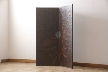 観音扉箪笥を衝立とテレビボードにリメイク!扉2枚を蝶番でつなぎ衝立に。下段引き出し部分はテレビボードに加工。引き出し上部に新たにガラス入りフラップダウン扉の棚を作成。天板と脚を取り付け、新材部分は本体の色味に合わせて仕上げ。