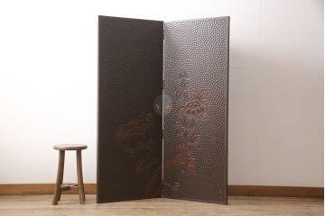 観音扉箪笥を衝立とテレビボードにリメイク!扉2枚を蝶番でつなぎ衝立に。下段引き出し部分はテレビボードに加工。引き出し上部に新たにガラス入りフラップダウン扉の棚を作成。天板と脚を取り付け、新材部分は本体の色味に合わせて仕上げ。