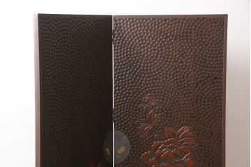 観音扉箪笥を衝立とテレビボードにリメイク!扉2枚を蝶番でつなぎ衝立に。下段引き出し部分はテレビボードに加工。引き出し上部に新たにガラス入りフラップダウン扉の棚を作成。天板と脚を取り付け、新材部分は本体の色味に合わせて仕上げ。