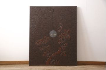 観音扉箪笥を衝立とテレビボードにリメイク!扉2枚を蝶番でつなぎ衝立に。下段引き出し部分はテレビボードに加工。引き出し上部に新たにガラス入りフラップダウン扉の棚を作成。天板と脚を取り付け、新材部分は本体の色味に合わせて仕上げ。