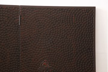 観音扉箪笥を衝立とテレビボードにリメイク!扉2枚を蝶番でつなぎ衝立に。下段引き出し部分はテレビボードに加工。引き出し上部に新たにガラス入りフラップダウン扉の棚を作成。天板と脚を取り付け、新材部分は本体の色味に合わせて仕上げ。