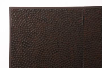 観音扉箪笥を衝立とテレビボードにリメイク!扉2枚を蝶番でつなぎ衝立に。下段引き出し部分はテレビボードに加工。引き出し上部に新たにガラス入りフラップダウン扉の棚を作成。天板と脚を取り付け、新材部分は本体の色味に合わせて仕上げ。