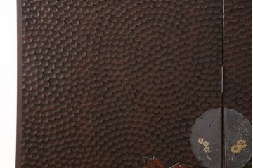 観音扉箪笥を衝立とテレビボードにリメイク!扉2枚を蝶番でつなぎ衝立に。下段引き出し部分はテレビボードに加工。引き出し上部に新たにガラス入りフラップダウン扉の棚を作成。天板と脚を取り付け、新材部分は本体の色味に合わせて仕上げ。