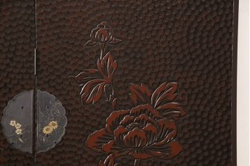 観音扉箪笥を衝立とテレビボードにリメイク!扉2枚を蝶番でつなぎ衝立に。下段引き出し部分はテレビボードに加工。引き出し上部に新たにガラス入りフラップダウン扉の棚を作成。天板と脚を取り付け、新材部分は本体の色味に合わせて仕上げ。