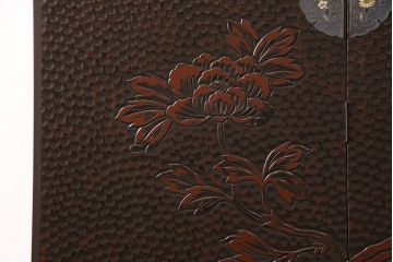 観音扉箪笥を衝立とテレビボードにリメイク!扉2枚を蝶番でつなぎ衝立に。下段引き出し部分はテレビボードに加工。引き出し上部に新たにガラス入りフラップダウン扉の棚を作成。天板と脚を取り付け、新材部分は本体の色味に合わせて仕上げ。