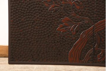 観音扉箪笥を衝立とテレビボードにリメイク!扉2枚を蝶番でつなぎ衝立に。下段引き出し部分はテレビボードに加工。引き出し上部に新たにガラス入りフラップダウン扉の棚を作成。天板と脚を取り付け、新材部分は本体の色味に合わせて仕上げ。