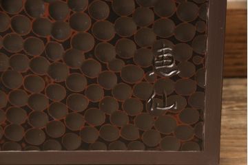 観音扉箪笥を衝立とテレビボードにリメイク!扉2枚を蝶番でつなぎ衝立に。下段引き出し部分はテレビボードに加工。引き出し上部に新たにガラス入りフラップダウン扉の棚を作成。天板と脚を取り付け、新材部分は本体の色味に合わせて仕上げ。