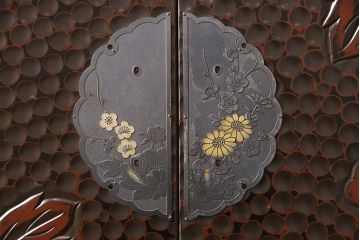 観音扉箪笥を衝立とテレビボードにリメイク!扉2枚を蝶番でつなぎ衝立に。下段引き出し部分はテレビボードに加工。引き出し上部に新たにガラス入りフラップダウン扉の棚を作成。天板と脚を取り付け、新材部分は本体の色味に合わせて仕上げ。