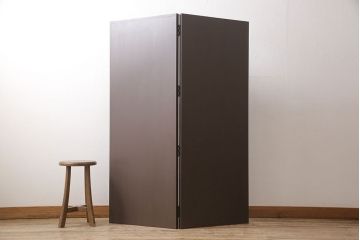 観音扉箪笥を衝立とテレビボードにリメイク!扉2枚を蝶番でつなぎ衝立に。下段引き出し部分はテレビボードに加工。引き出し上部に新たにガラス入りフラップダウン扉の棚を作成。天板と脚を取り付け、新材部分は本体の色味に合わせて仕上げ。