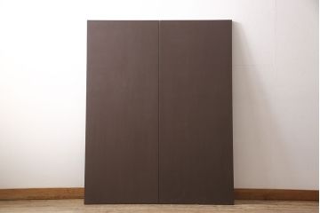 観音扉箪笥を衝立とテレビボードにリメイク!扉2枚を蝶番でつなぎ衝立に。下段引き出し部分はテレビボードに加工。引き出し上部に新たにガラス入りフラップダウン扉の棚を作成。天板と脚を取り付け、新材部分は本体の色味に合わせて仕上げ。
