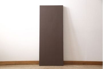 観音扉箪笥を衝立とテレビボードにリメイク!扉2枚を蝶番でつなぎ衝立に。下段引き出し部分はテレビボードに加工。引き出し上部に新たにガラス入りフラップダウン扉の棚を作成。天板と脚を取り付け、新材部分は本体の色味に合わせて仕上げ。