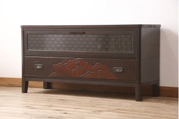 観音扉箪笥を衝立とテレビボードにリメイク!扉2枚を蝶番でつなぎ衝立に。下段引き出し部分はテレビボードに加工。引き出し上部に新たにガラス入りフラップダウン扉の棚を作成。天板と脚を取り付け、新材部分は本体の色味に合わせて仕上げ。