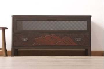 観音扉箪笥を衝立とテレビボードにリメイク!扉2枚を蝶番でつなぎ衝立に。下段引き出し部分はテレビボードに加工。引き出し上部に新たにガラス入りフラップダウン扉の棚を作成。天板と脚を取り付け、新材部分は本体の色味に合わせて仕上げ。