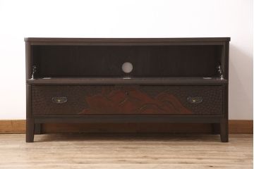 観音扉箪笥を衝立とテレビボードにリメイク!扉2枚を蝶番でつなぎ衝立に。下段引き出し部分はテレビボードに加工。引き出し上部に新たにガラス入りフラップダウン扉の棚を作成。天板と脚を取り付け、新材部分は本体の色味に合わせて仕上げ。