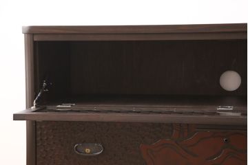 観音扉箪笥を衝立とテレビボードにリメイク!扉2枚を蝶番でつなぎ衝立に。下段引き出し部分はテレビボードに加工。引き出し上部に新たにガラス入りフラップダウン扉の棚を作成。天板と脚を取り付け、新材部分は本体の色味に合わせて仕上げ。