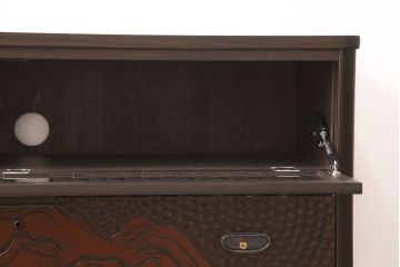 観音扉箪笥を衝立とテレビボードにリメイク!扉2枚を蝶番でつなぎ衝立に。下段引き出し部分はテレビボードに加工。引き出し上部に新たにガラス入りフラップダウン扉の棚を作成。天板と脚を取り付け、新材部分は本体の色味に合わせて仕上げ。