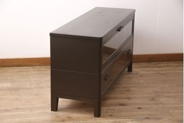 観音扉箪笥を衝立とテレビボードにリメイク!扉2枚を蝶番でつなぎ衝立に。下段引き出し部分はテレビボードに加工。引き出し上部に新たにガラス入りフラップダウン扉の棚を作成。天板と脚を取り付け、新材部分は本体の色味に合わせて仕上げ。