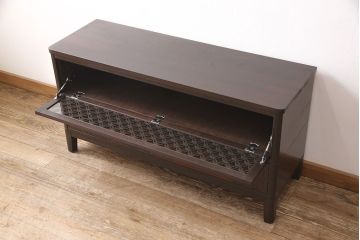 観音扉箪笥を衝立とテレビボードにリメイク!扉2枚を蝶番でつなぎ衝立に。下段引き出し部分はテレビボードに加工。引き出し上部に新たにガラス入りフラップダウン扉の棚を作成。天板と脚を取り付け、新材部分は本体の色味に合わせて仕上げ。