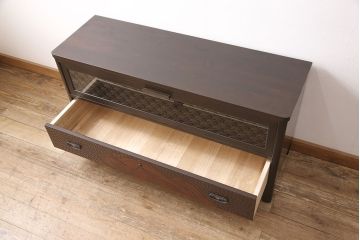 観音扉箪笥を衝立とテレビボードにリメイク!扉2枚を蝶番でつなぎ衝立に。下段引き出し部分はテレビボードに加工。引き出し上部に新たにガラス入りフラップダウン扉の棚を作成。天板と脚を取り付け、新材部分は本体の色味に合わせて仕上げ。
