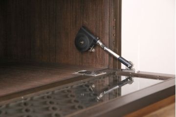 観音扉箪笥を衝立とテレビボードにリメイク!扉2枚を蝶番でつなぎ衝立に。下段引き出し部分はテレビボードに加工。引き出し上部に新たにガラス入りフラップダウン扉の棚を作成。天板と脚を取り付け、新材部分は本体の色味に合わせて仕上げ。