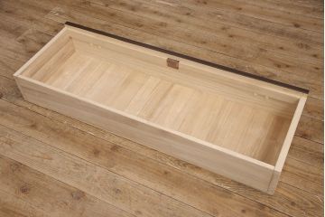 観音扉箪笥を衝立とテレビボードにリメイク!扉2枚を蝶番でつなぎ衝立に。下段引き出し部分はテレビボードに加工。引き出し上部に新たにガラス入りフラップダウン扉の棚を作成。天板と脚を取り付け、新材部分は本体の色味に合わせて仕上げ。