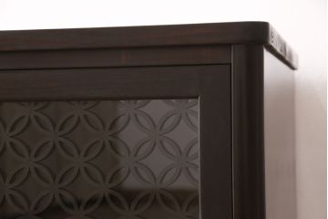 観音扉箪笥を衝立とテレビボードにリメイク!扉2枚を蝶番でつなぎ衝立に。下段引き出し部分はテレビボードに加工。引き出し上部に新たにガラス入りフラップダウン扉の棚を作成。天板と脚を取り付け、新材部分は本体の色味に合わせて仕上げ。