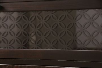 観音扉箪笥を衝立とテレビボードにリメイク!扉2枚を蝶番でつなぎ衝立に。下段引き出し部分はテレビボードに加工。引き出し上部に新たにガラス入りフラップダウン扉の棚を作成。天板と脚を取り付け、新材部分は本体の色味に合わせて仕上げ。
