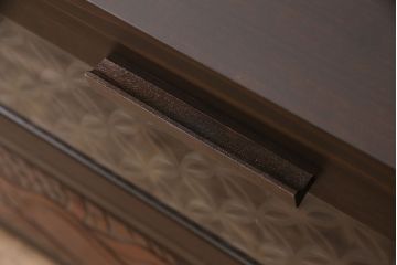 観音扉箪笥を衝立とテレビボードにリメイク!扉2枚を蝶番でつなぎ衝立に。下段引き出し部分はテレビボードに加工。引き出し上部に新たにガラス入りフラップダウン扉の棚を作成。天板と脚を取り付け、新材部分は本体の色味に合わせて仕上げ。