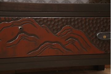 観音扉箪笥を衝立とテレビボードにリメイク!扉2枚を蝶番でつなぎ衝立に。下段引き出し部分はテレビボードに加工。引き出し上部に新たにガラス入りフラップダウン扉の棚を作成。天板と脚を取り付け、新材部分は本体の色味に合わせて仕上げ。