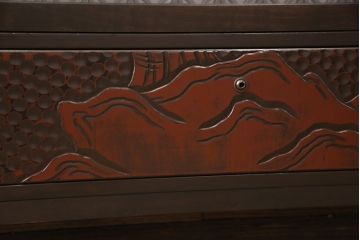 観音扉箪笥を衝立とテレビボードにリメイク!扉2枚を蝶番でつなぎ衝立に。下段引き出し部分はテレビボードに加工。引き出し上部に新たにガラス入りフラップダウン扉の棚を作成。天板と脚を取り付け、新材部分は本体の色味に合わせて仕上げ。