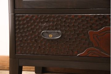 観音扉箪笥を衝立とテレビボードにリメイク!扉2枚を蝶番でつなぎ衝立に。下段引き出し部分はテレビボードに加工。引き出し上部に新たにガラス入りフラップダウン扉の棚を作成。天板と脚を取り付け、新材部分は本体の色味に合わせて仕上げ。