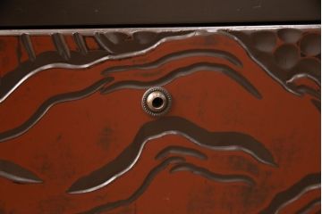 観音扉箪笥を衝立とテレビボードにリメイク!扉2枚を蝶番でつなぎ衝立に。下段引き出し部分はテレビボードに加工。引き出し上部に新たにガラス入りフラップダウン扉の棚を作成。天板と脚を取り付け、新材部分は本体の色味に合わせて仕上げ。