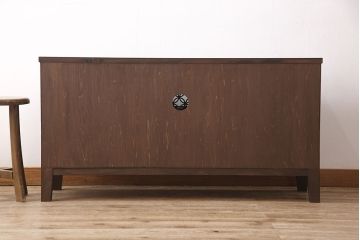 観音扉箪笥を衝立とテレビボードにリメイク!扉2枚を蝶番でつなぎ衝立に。下段引き出し部分はテレビボードに加工。引き出し上部に新たにガラス入りフラップダウン扉の棚を作成。天板と脚を取り付け、新材部分は本体の色味に合わせて仕上げ。