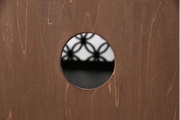 観音扉箪笥を衝立とテレビボードにリメイク!扉2枚を蝶番でつなぎ衝立に。下段引き出し部分はテレビボードに加工。引き出し上部に新たにガラス入りフラップダウン扉の棚を作成。天板と脚を取り付け、新材部分は本体の色味に合わせて仕上げ。