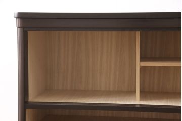 箪笥を2つのチェストにリメイク!上段は引き戸部分とその下2段の引き出しを利用。台座と脚を取り付け。上段の残りと下段は分割部分を固定してチェストに。いずれもヒノキ無垢材の天板を取り付けて、本体に馴染むよう着色。