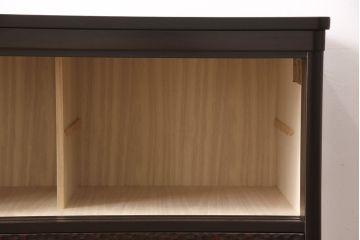 箪笥を2つのチェストにリメイク!上段は引き戸部分とその下2段の引き出しを利用。台座と脚を取り付け。上段の残りと下段は分割部分を固定してチェストに。いずれもヒノキ無垢材の天板を取り付けて、本体に馴染むよう着色。