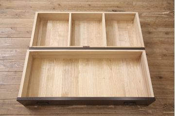 箪笥を2つのチェストにリメイク!上段は引き戸部分とその下2段の引き出しを利用。台座と脚を取り付け。上段の残りと下段は分割部分を固定してチェストに。いずれもヒノキ無垢材の天板を取り付けて、本体に馴染むよう着色。