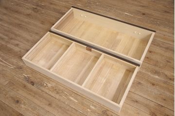 箪笥を2つのチェストにリメイク!上段は引き戸部分とその下2段の引き出しを利用。台座と脚を取り付け。上段の残りと下段は分割部分を固定してチェストに。いずれもヒノキ無垢材の天板を取り付けて、本体に馴染むよう着色。