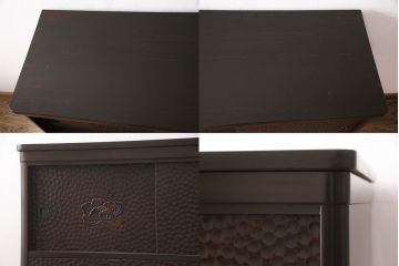 箪笥を2つのチェストにリメイク!上段は引き戸部分とその下2段の引き出しを利用。台座と脚を取り付け。上段の残りと下段は分割部分を固定してチェストに。いずれもヒノキ無垢材の天板を取り付けて、本体に馴染むよう着色。