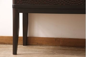 箪笥を2つのチェストにリメイク!上段は引き戸部分とその下2段の引き出しを利用。台座と脚を取り付け。上段の残りと下段は分割部分を固定してチェストに。いずれもヒノキ無垢材の天板を取り付けて、本体に馴染むよう着色。