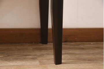 箪笥を2つのチェストにリメイク!上段は引き戸部分とその下2段の引き出しを利用。台座と脚を取り付け。上段の残りと下段は分割部分を固定してチェストに。いずれもヒノキ無垢材の天板を取り付けて、本体に馴染むよう着色。