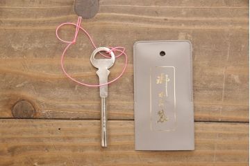 箪笥を2つのチェストにリメイク!上段は引き戸部分とその下2段の引き出しを利用。台座と脚を取り付け。上段の残りと下段は分割部分を固定してチェストに。いずれもヒノキ無垢材の天板を取り付けて、本体に馴染むよう着色。