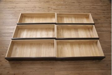 箪笥を2つのチェストにリメイク!上段は引き戸部分とその下2段の引き出しを利用。台座と脚を取り付け。上段の残りと下段は分割部分を固定してチェストに。いずれもヒノキ無垢材の天板を取り付けて、本体に馴染むよう着色。