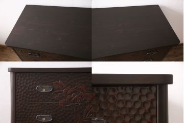 箪笥を2つのチェストにリメイク!上段は引き戸部分とその下2段の引き出しを利用。台座と脚を取り付け。上段の残りと下段は分割部分を固定してチェストに。いずれもヒノキ無垢材の天板を取り付けて、本体に馴染むよう着色。